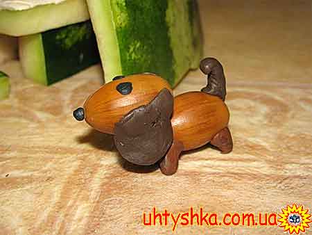 А по поводу поделок - видела такую штуку, кусочек пластилин и желудь.